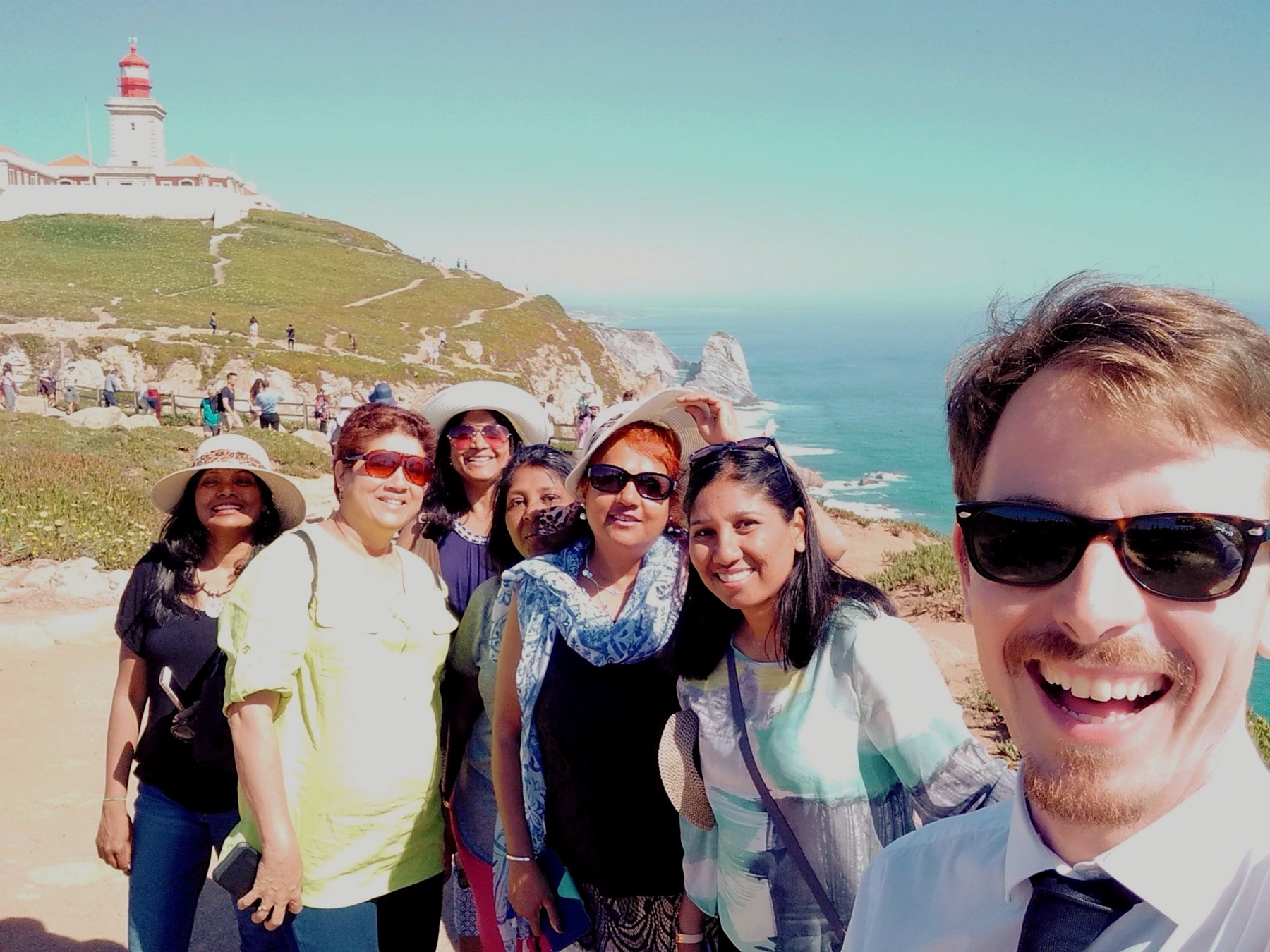 It is a picture of André from Nomadinspiration at Cabo da Roca in Portugal, with amamzing guests from U.S.A